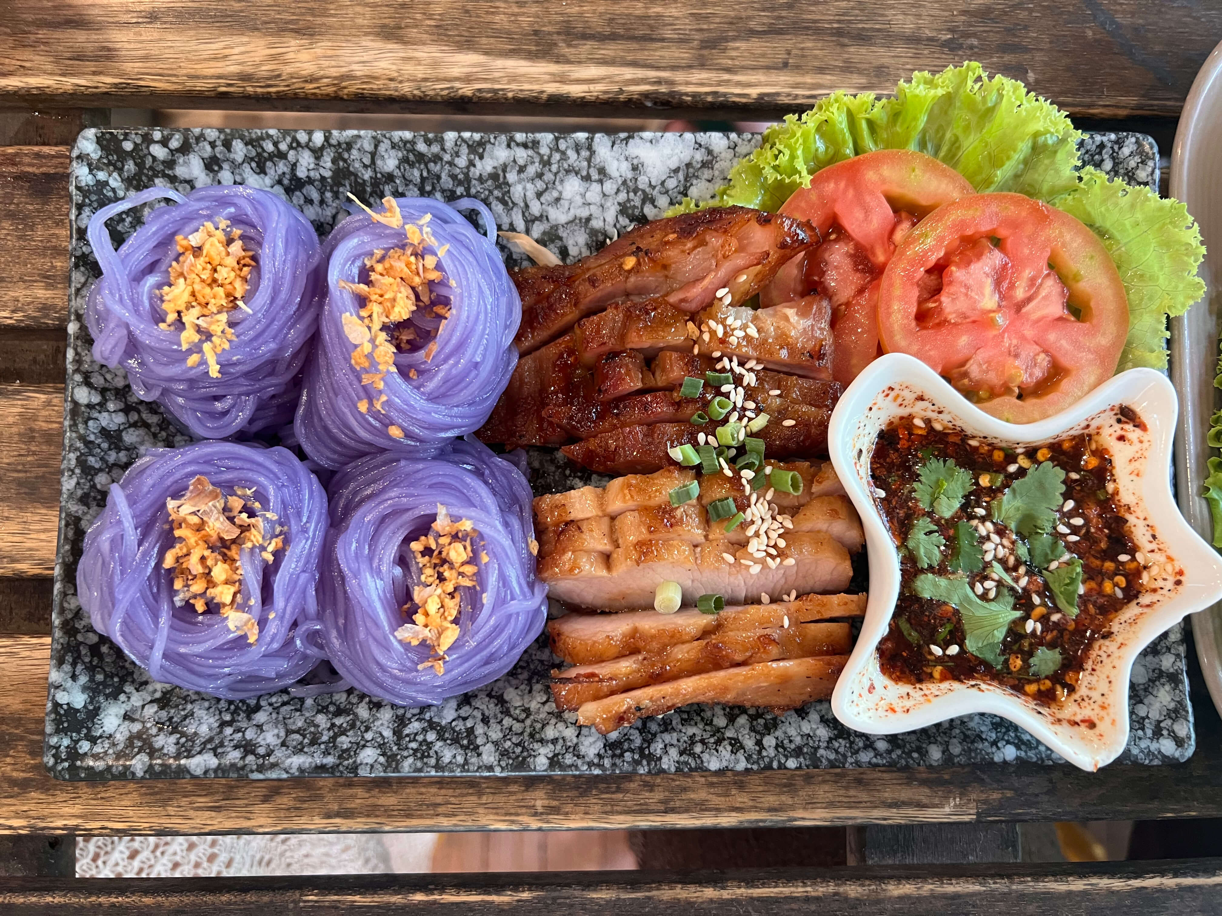 泰文顏色與星期：泰國「七天七色」文化與單字懶人包